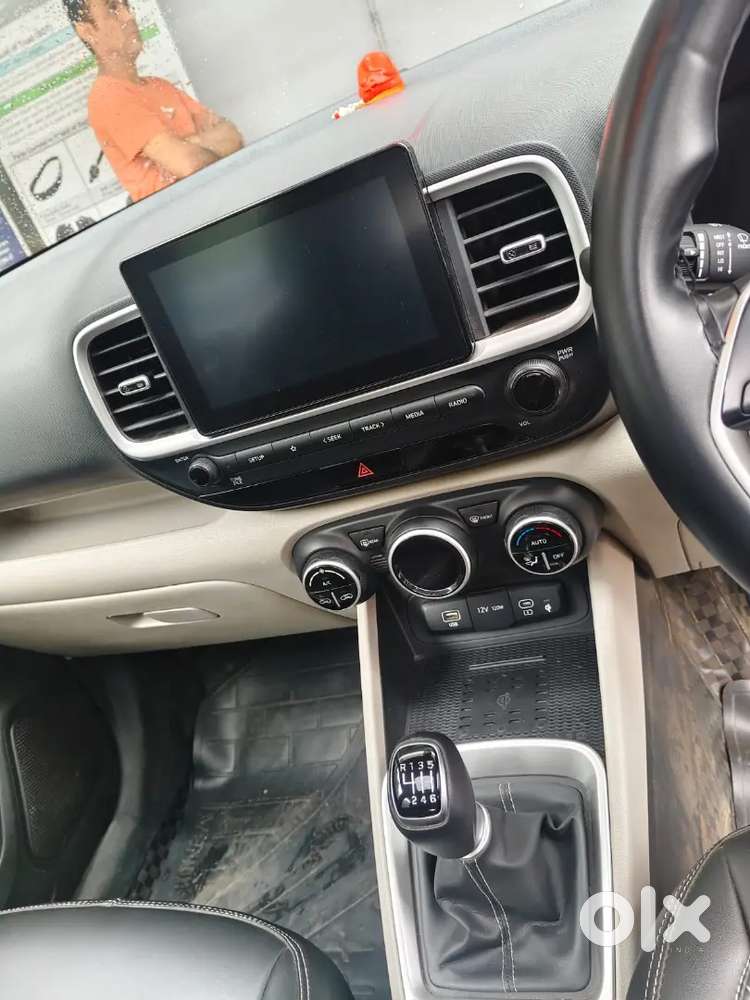 Hyundai Venue 1st Owner 2022 New Shape White Colour