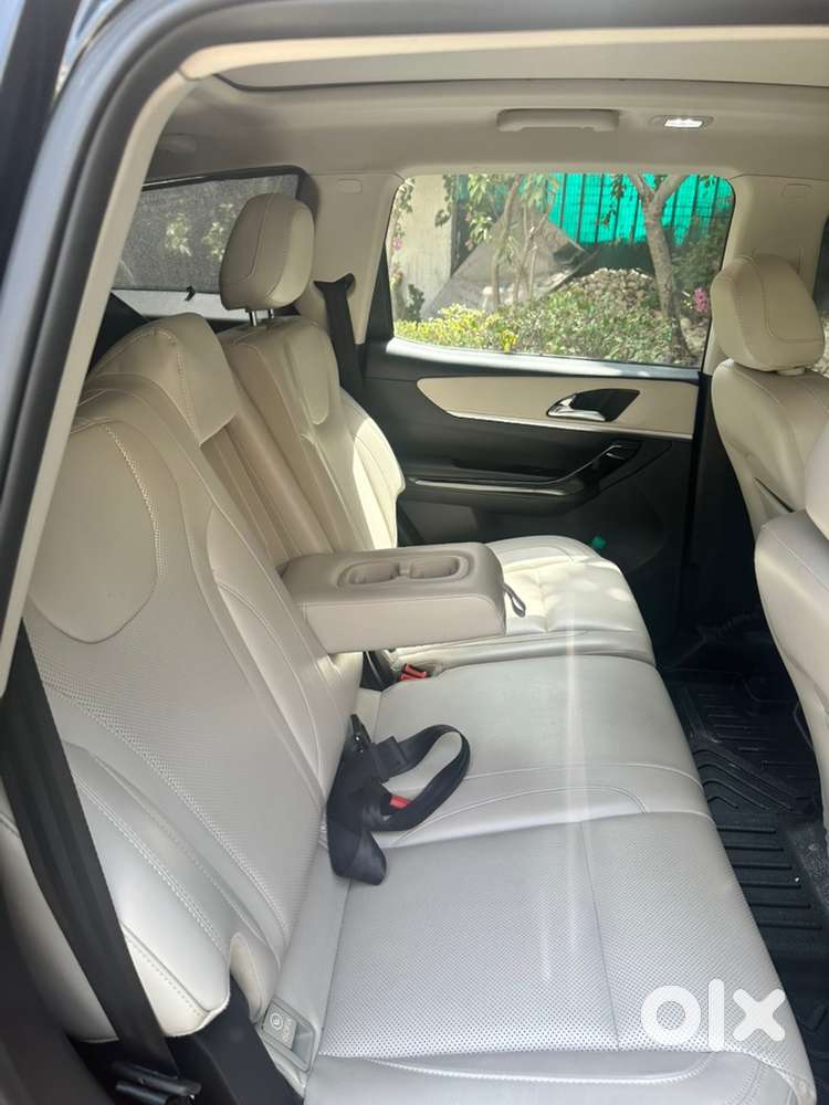 2025 Mahindra Xuv700 Ax7l Petrol At  Top Model  8,000 Km  Like New