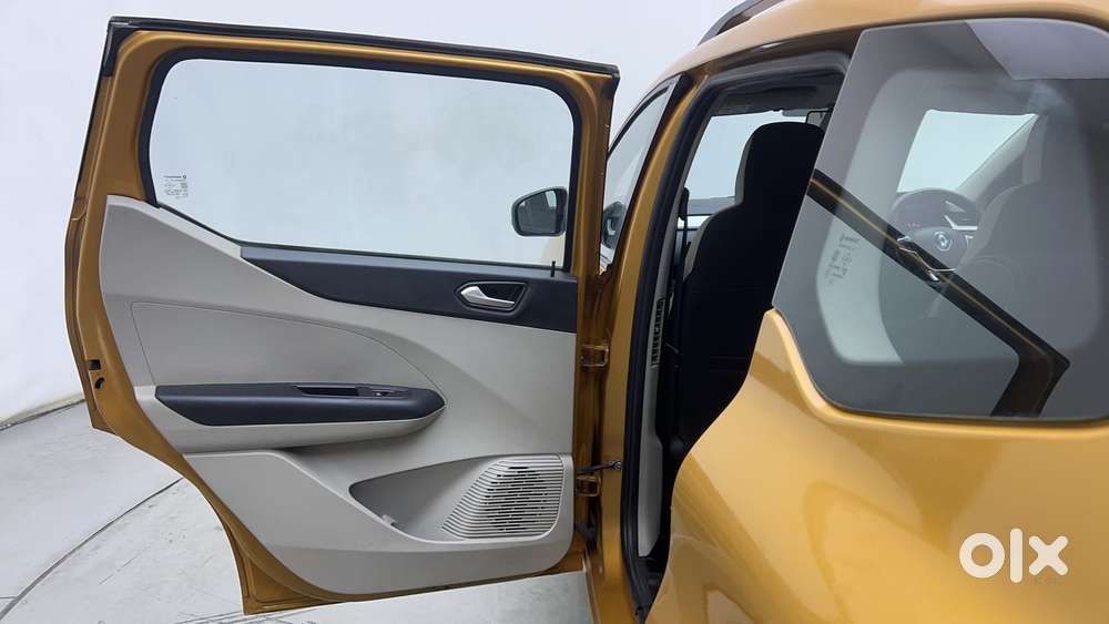 Renault Triber Rxz, 2023, Petrol