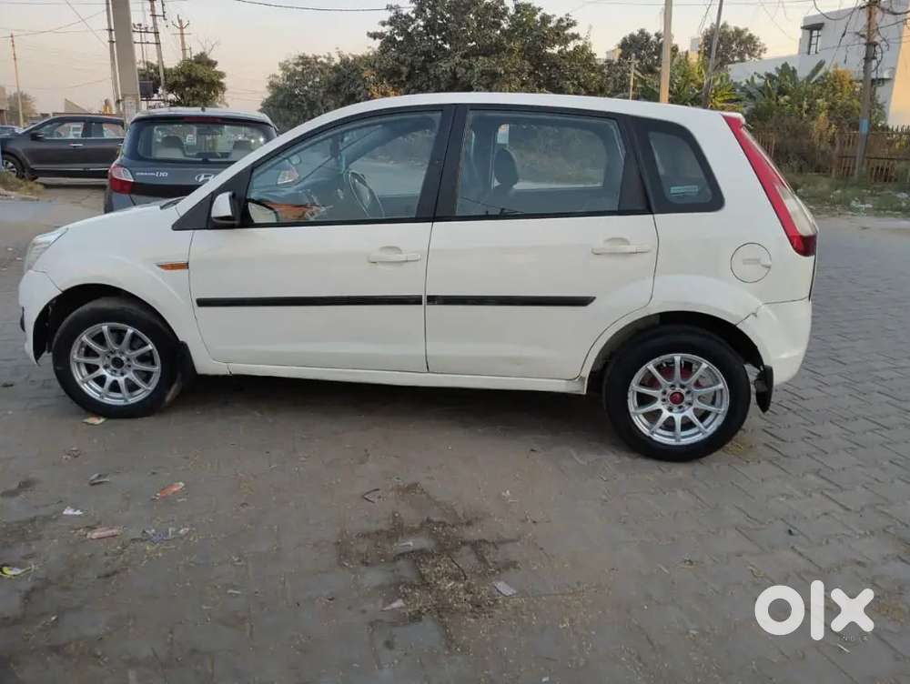Ford Figo 2014 Diesel 129000 Km Driven White Colour