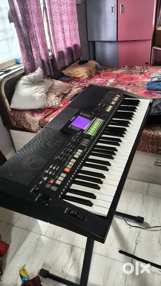 Yamaha PSR-S550B Arranger Keyboard with Stand, Bag & Original Adapter