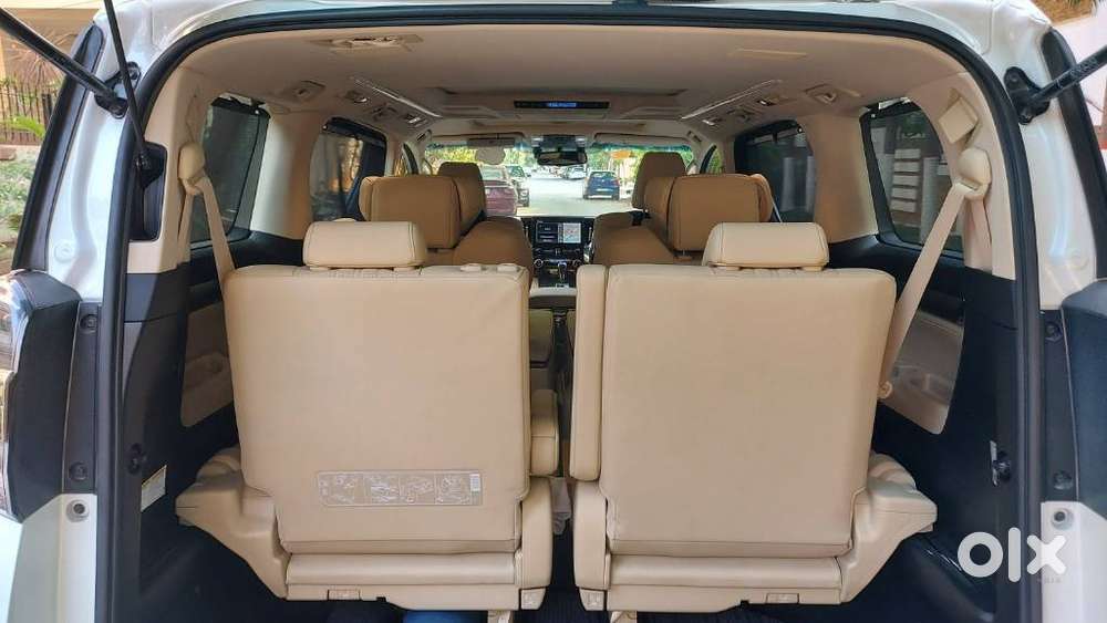 Toyota Vellfire 2.5 Executive Lounge, 2023, Cng & Hybrids