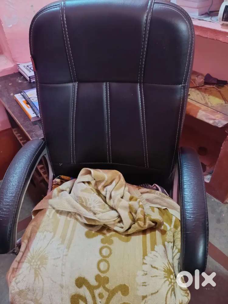 Revolving office chair