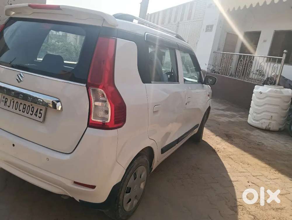 इस गाड़ी में Lcd और Back Camera लगा हुआ है और बढ़िया स्थिति में है