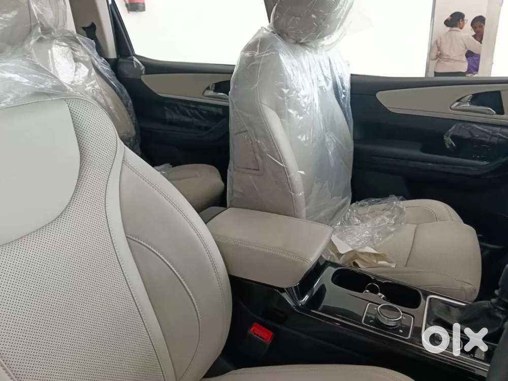 Mahindra Xuv700 2.2 Ax 7 Diesel Mt Luxury Pack Str, 2025, Diesel