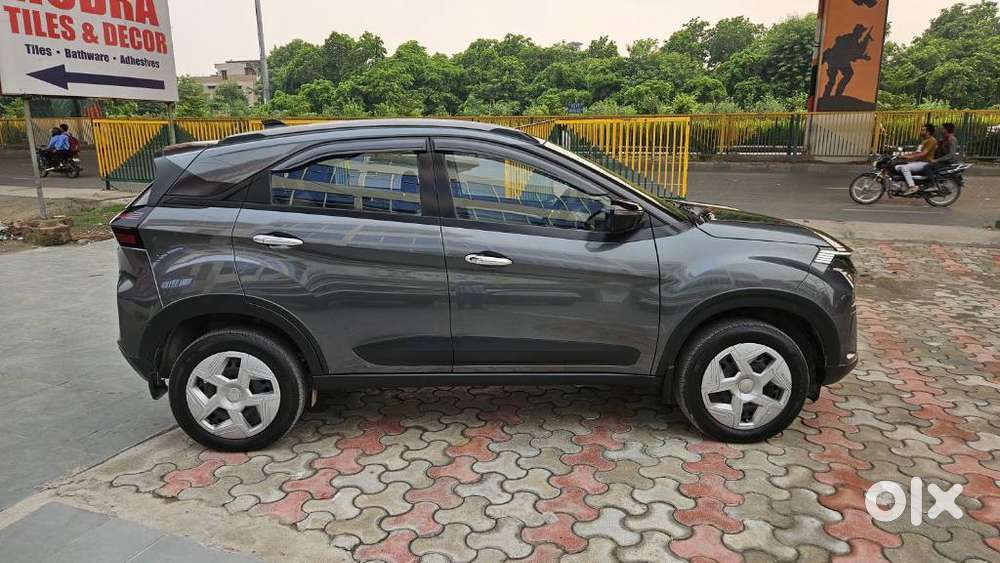 Tata Nexon Pure 1.2 S Revotron Petrol 6 Mt, 2025, Cng & Hybrids