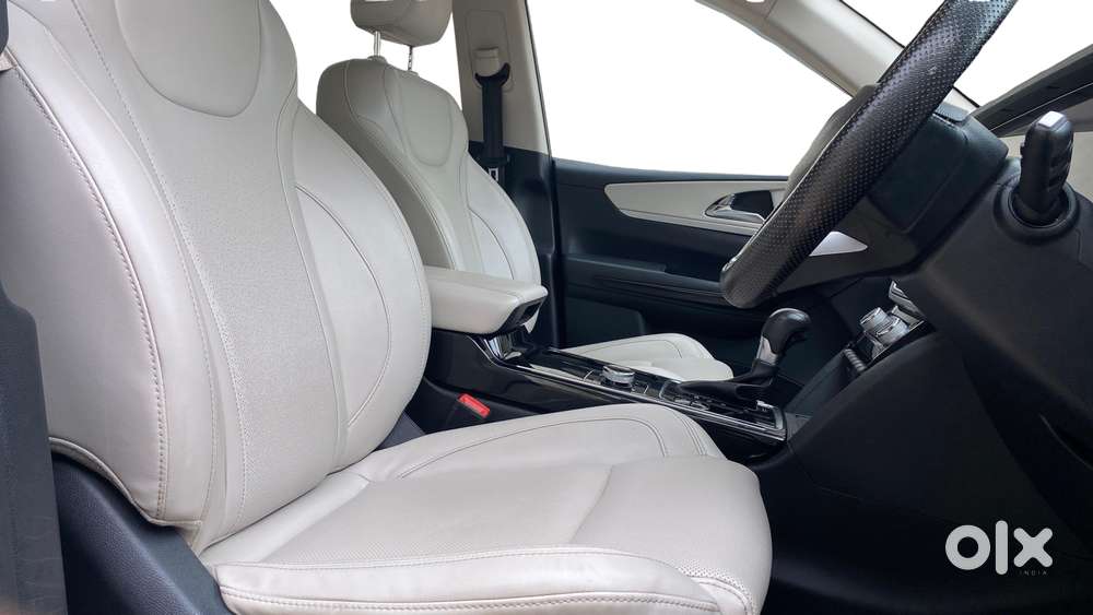 Mahindra Xuv700 2.0 Ax 7 Petrol Mt Str, 2021, Petrol