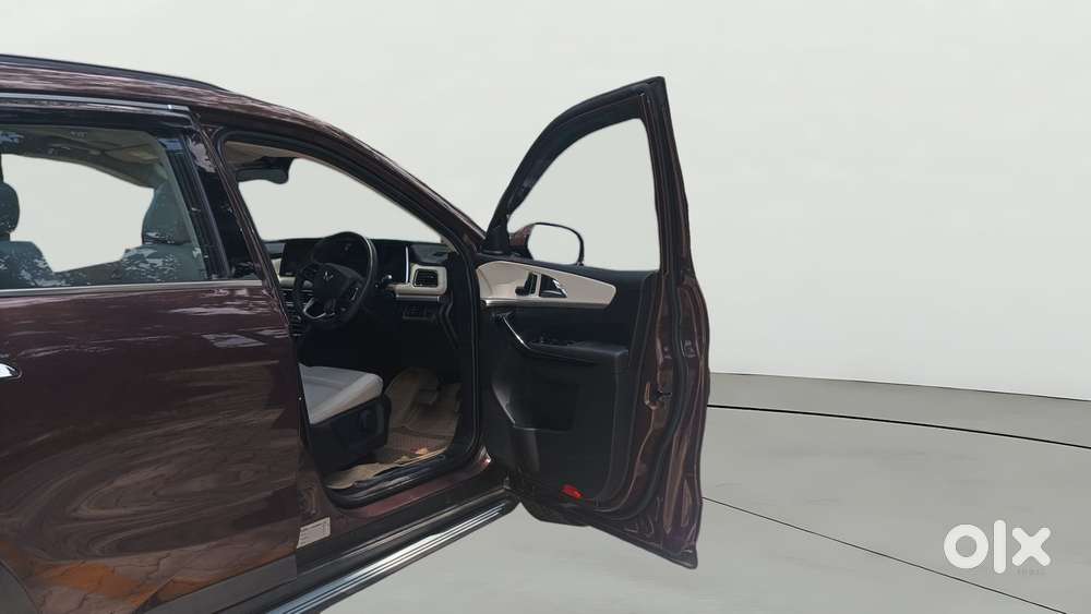 Mahindra Xuv700 2.0 Ax 7 Petrol At Luxury Pack Str, 2025, Petrol
