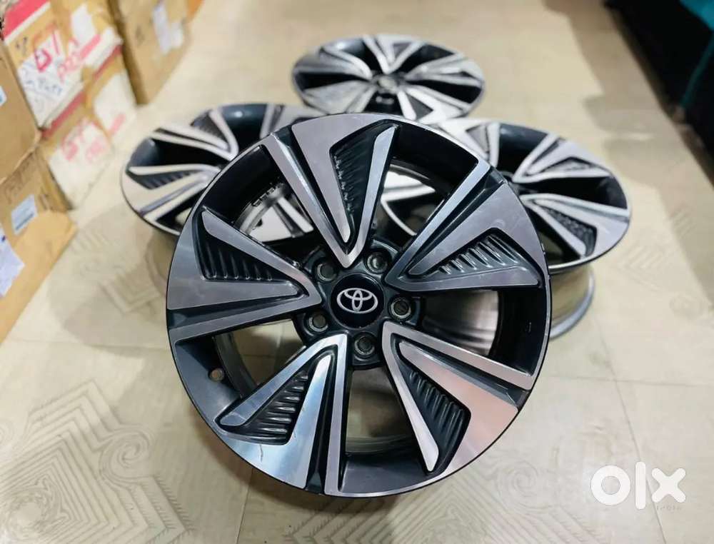 Innova Crysta Hyryder 17/inch Dual Tone Alloy wheels set of 4 Spare