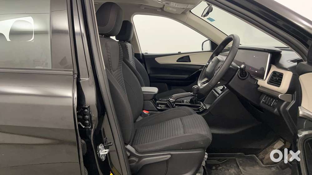 Mahindra Xuv700 2.0 Ax 5 Petrol Mt 7 Str, 2025, Petrol