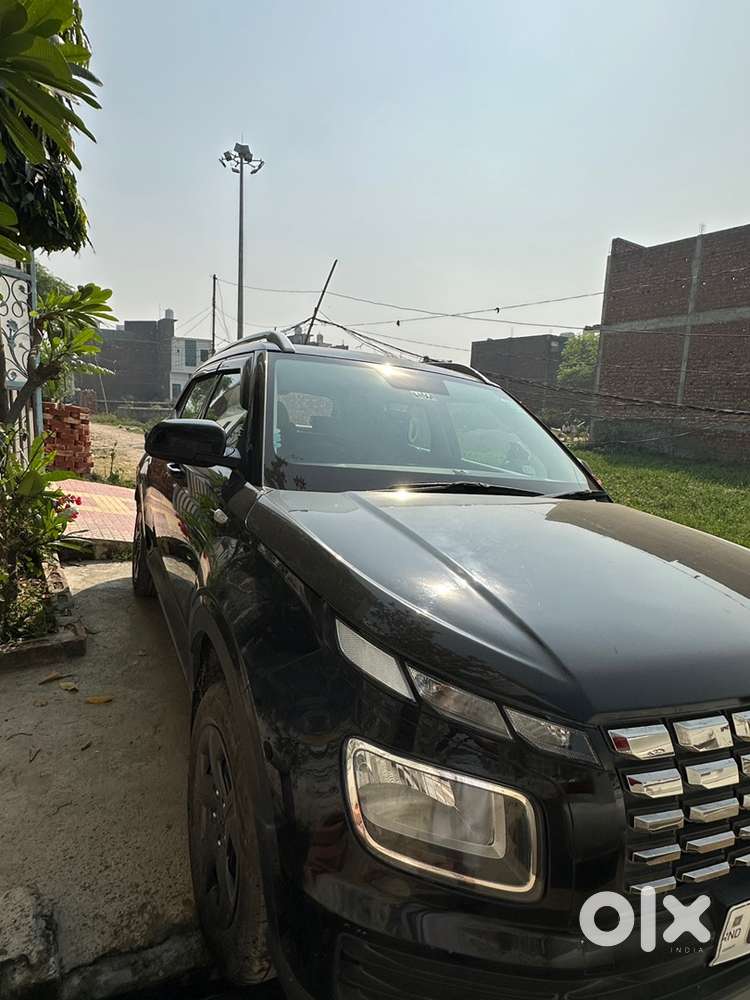Hyundai Venue 2024 Petrol Well Maintained