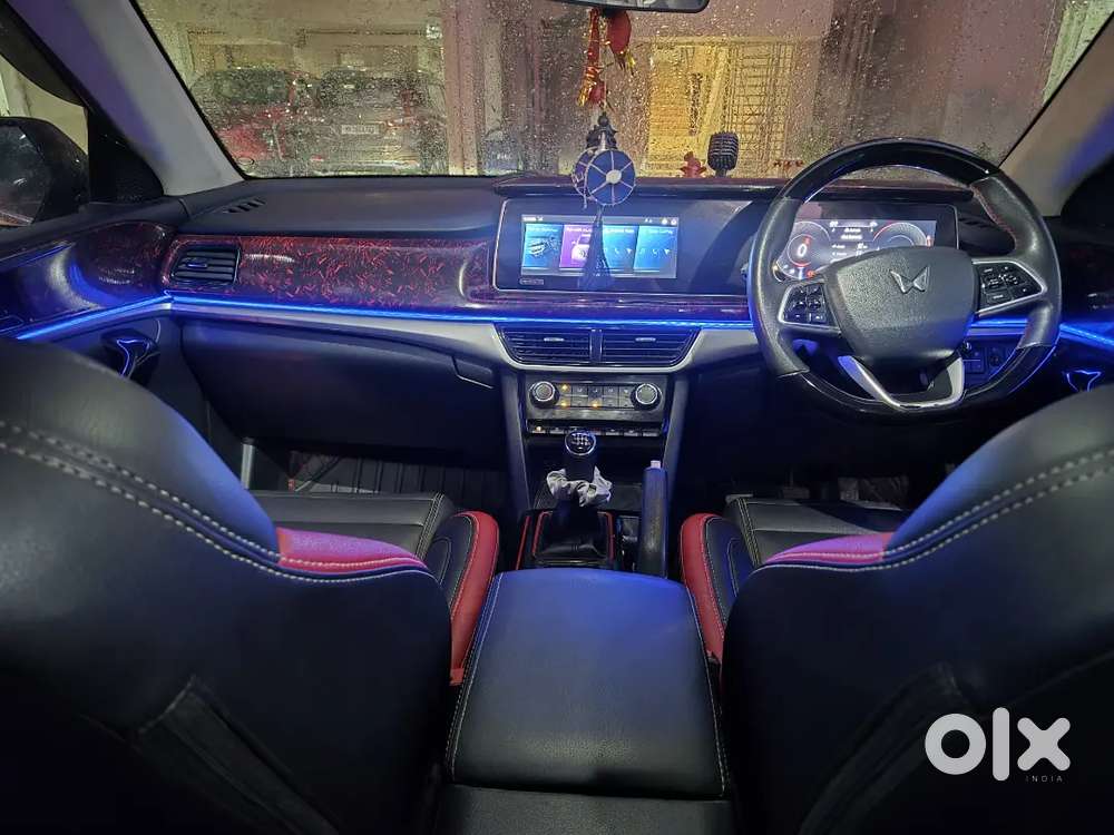 Mahindra Xuv700 Ax5 Petrol Manual 7-seater 2022  ₹3l+ Upgrades