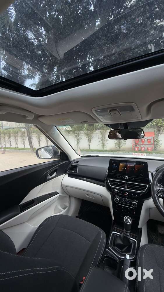 Mahindra Xuv 3xo Ax5 Pm Mt, 2024, Petrol