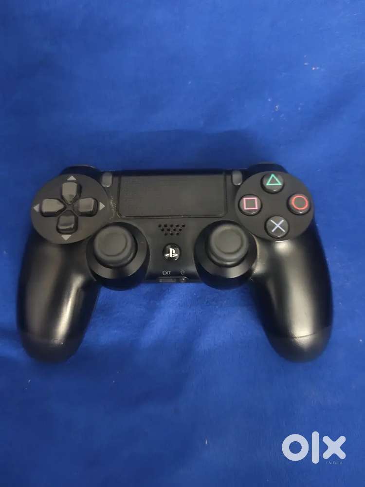 Ps4 controller for sale. very less used
