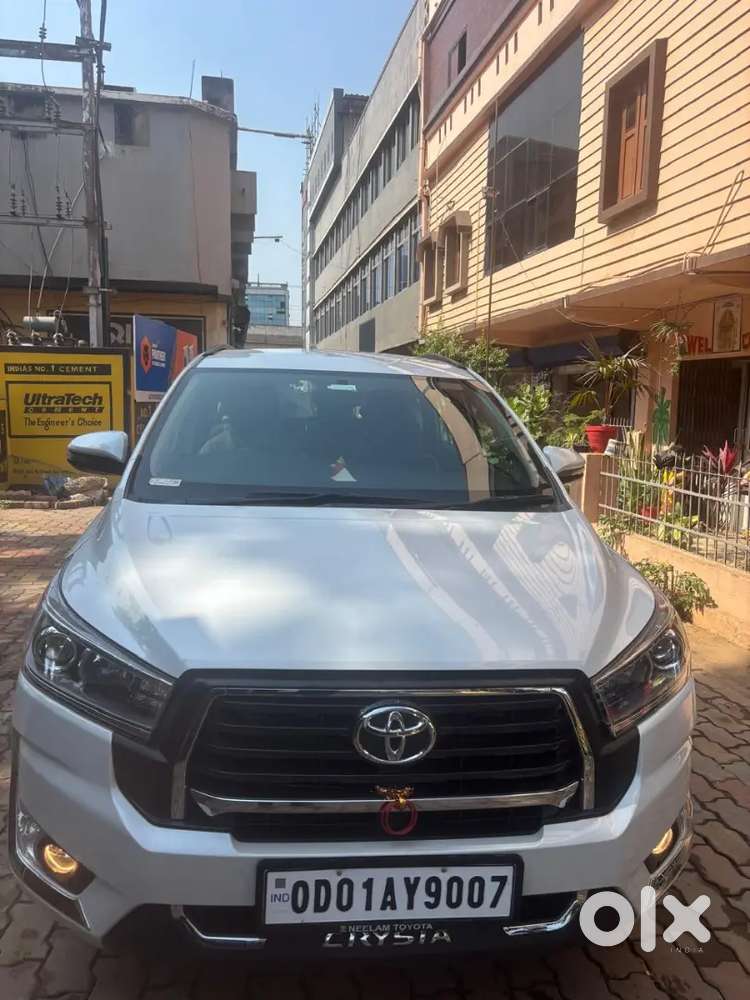 Toyota Innova Crysta 2.4 V 8 2025
