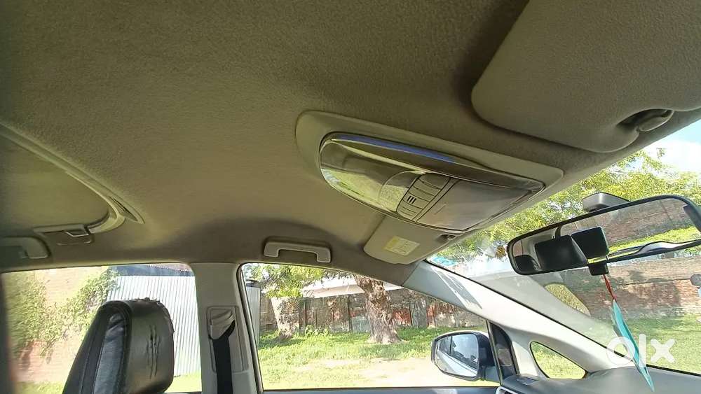 Innova Crysta 2.4 V Diesel White