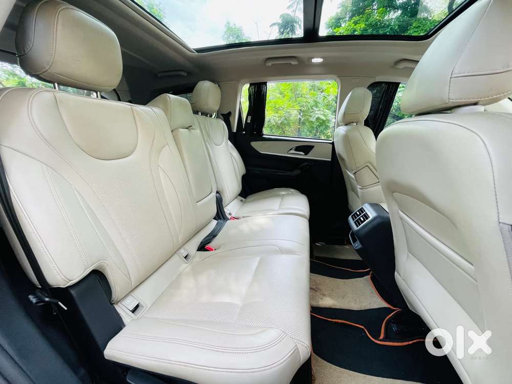 Mahindra Xuv700 2.0 Ax 7 Petrol Mt Str, 2023, Petrol