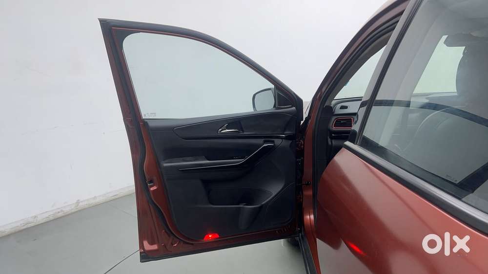 Mahindra Xuv700 2.0 Ax 7 Petrol At Luxury Pack Str, 2024, Petrol