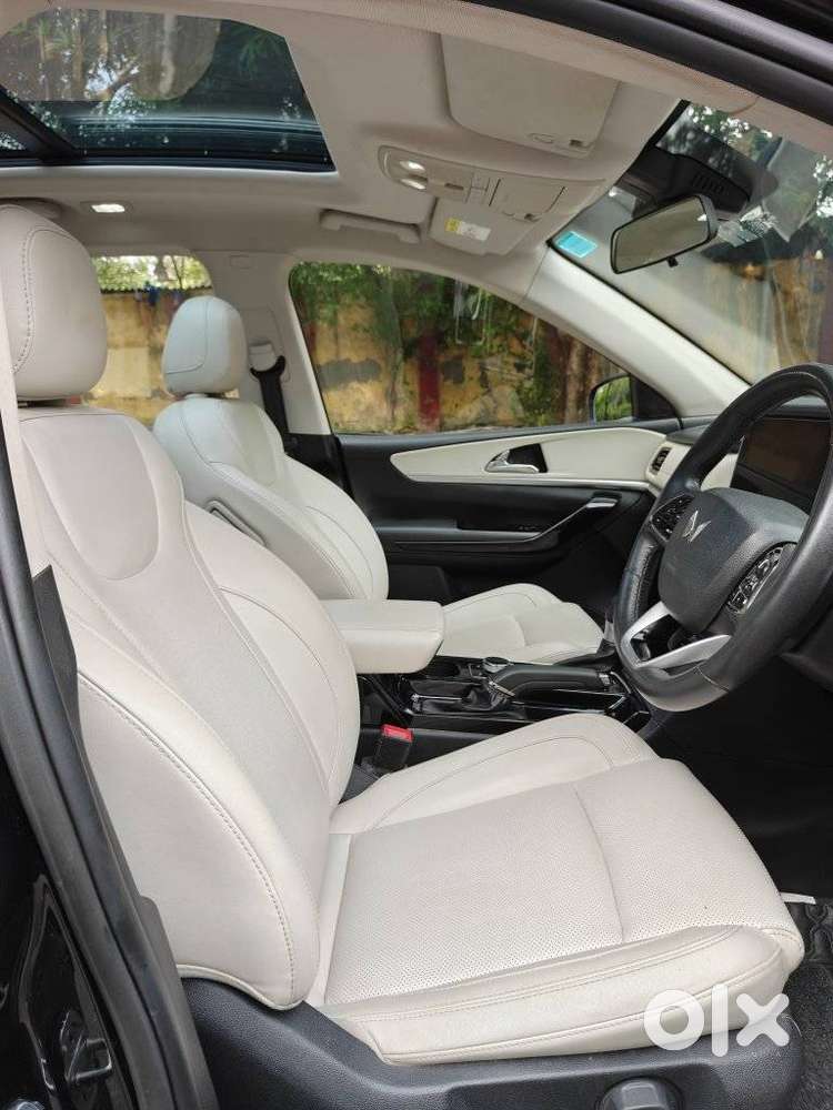 Mahindra Xuv700 2.0 Ax 7 Petrol At Str, 2024, Petrol