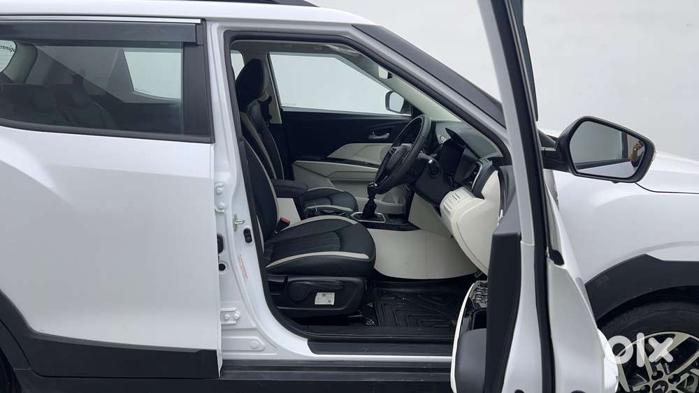 Mahindra Xuv 3xo Ax5 Pm Mt, 2025, Petrol
