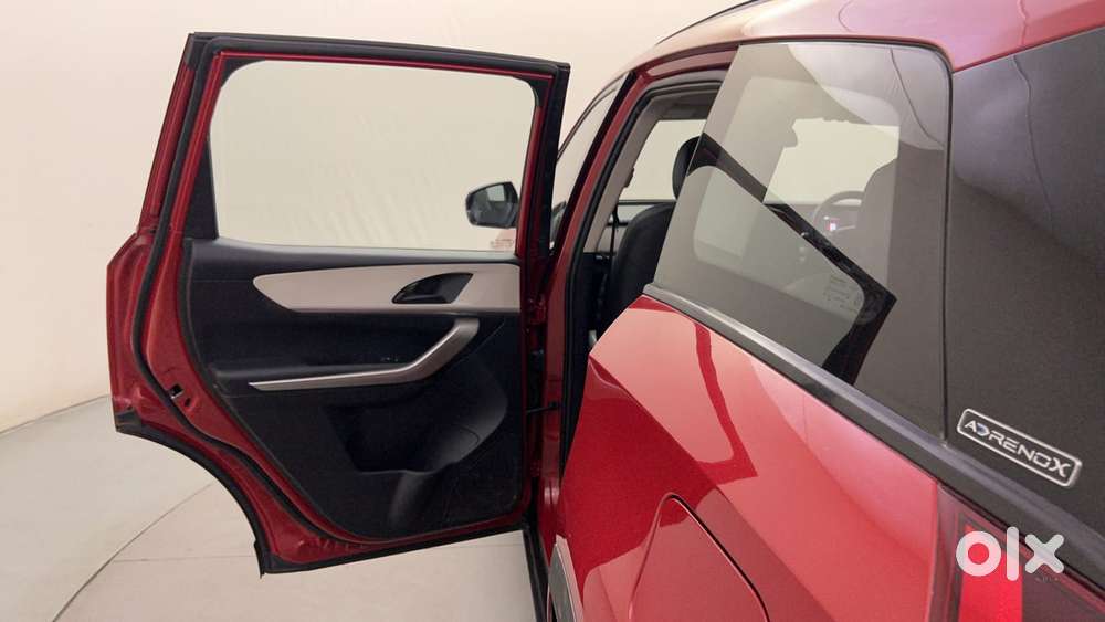Mahindra Xuv700 2.0 Ax 3 Petrol At 5 Str, 2021, Petrol