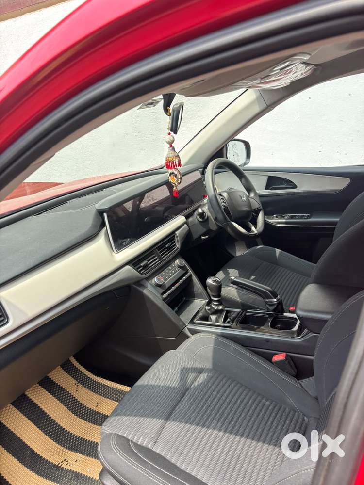 Mahindra Xuv700 2.0 Ax 7 Petrol Mt Str, 2022