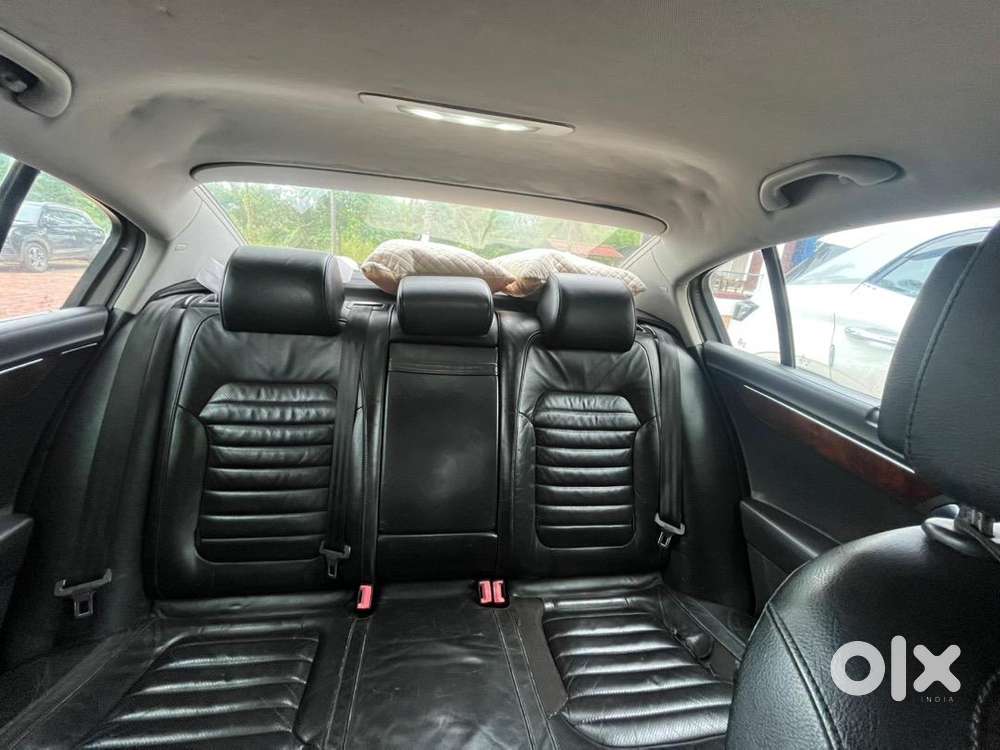 Volkswagen Passat 2011 Diesel 130000 Km Driven