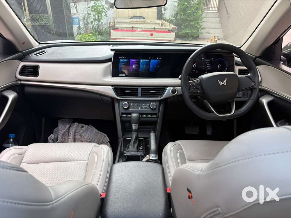 Mahindra Xuv700 2.2 Ax 5 Diesel At 7 Str, 2025, Diesel