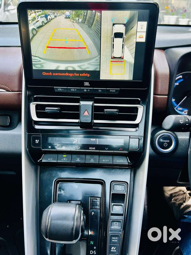 Toyota Innova Hycross