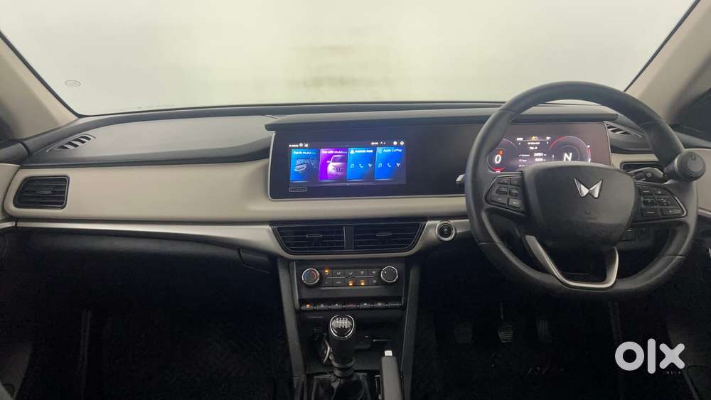 Mahindra Xuv700 2.0 Ax 5 Petrol Mt 7 Str, 2025, Petrol