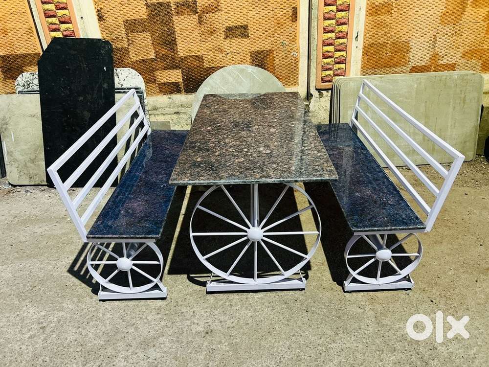 Wheels model table and chair for hotel / restaurant