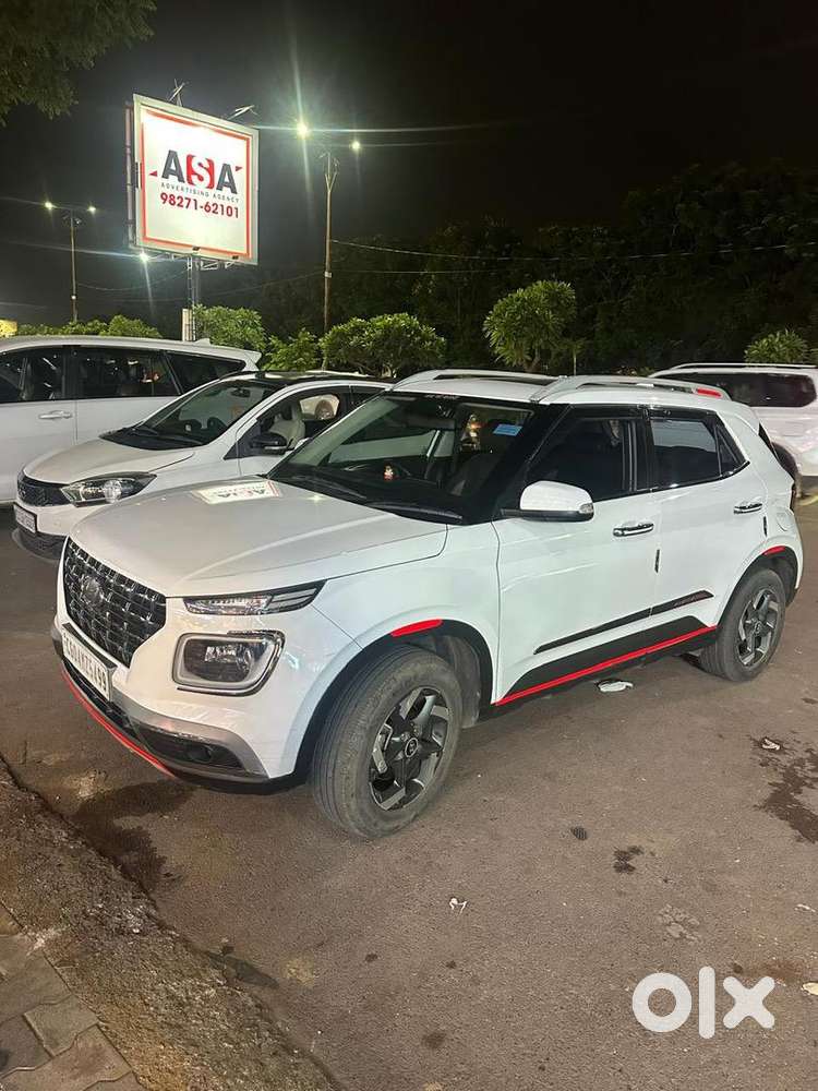Hyundai Venue  2020 Petrol Well Maintained