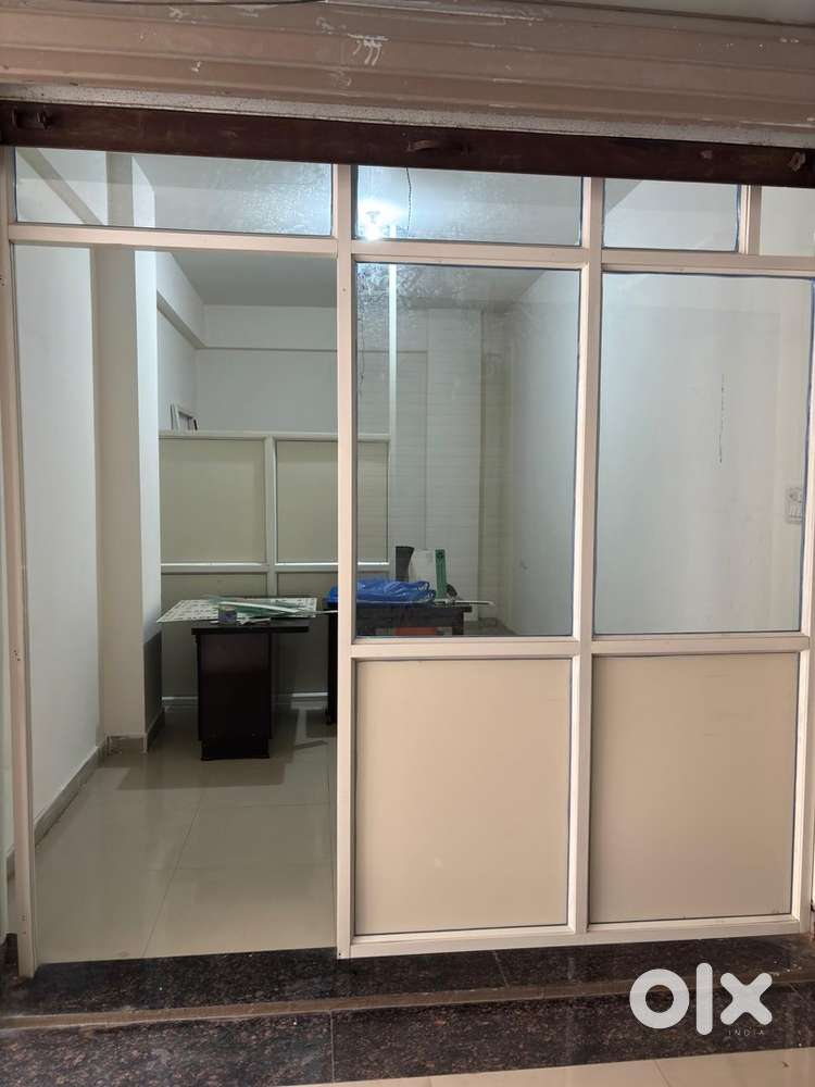 Heavy-Duty Aluminium Partitions (10&times;10 & 6&times;6 ft) &ndash; Excellent Condition