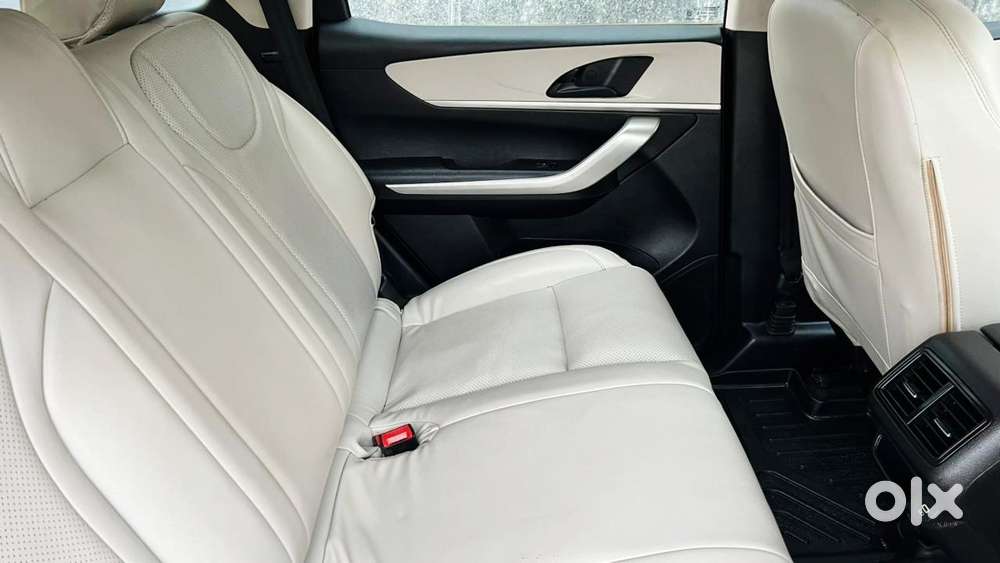 Mahindra Xuv700 Mx Petrol Mt 5 Str (e), 2023, Petrol