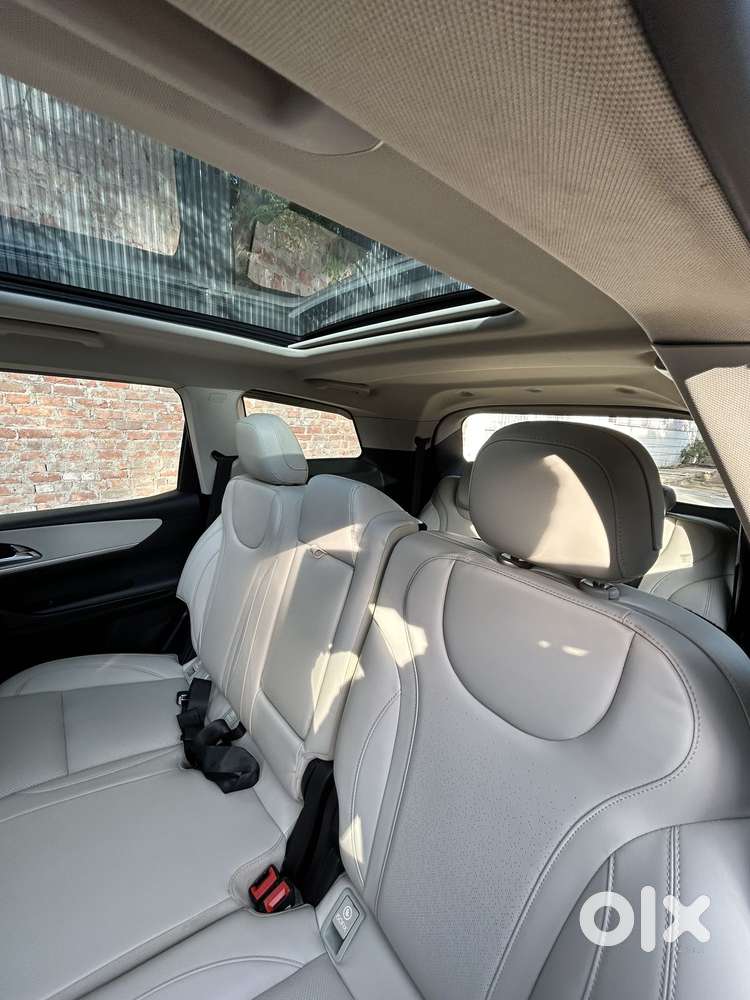 Mahindra Xuv700 2.0 Ax 7 Petrol At Str, 2024, Petrol