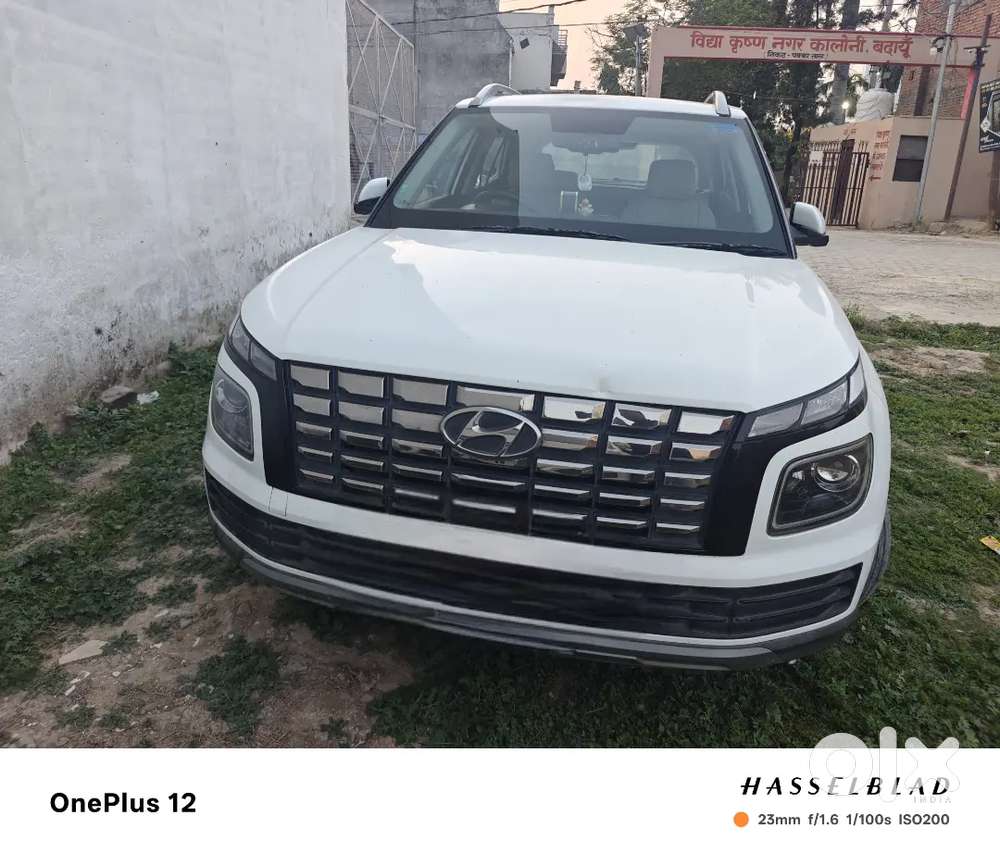 Hyundai Venue 2022 Petrol 27880 Km Driven