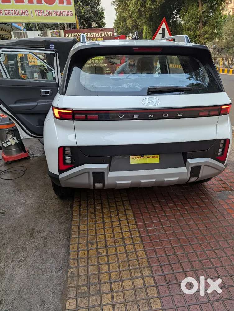 Hyundai New Venue 2026 Petrol 4500 Km Driven White Top End