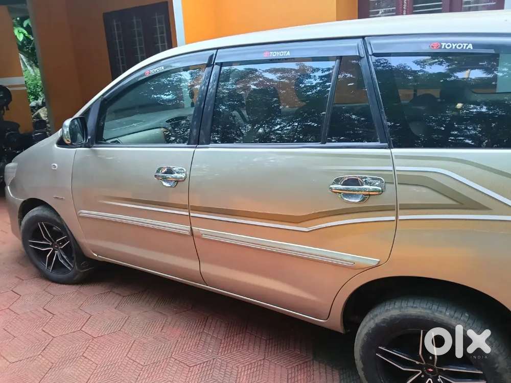 Toyota Innova 2.5 V 7 2011