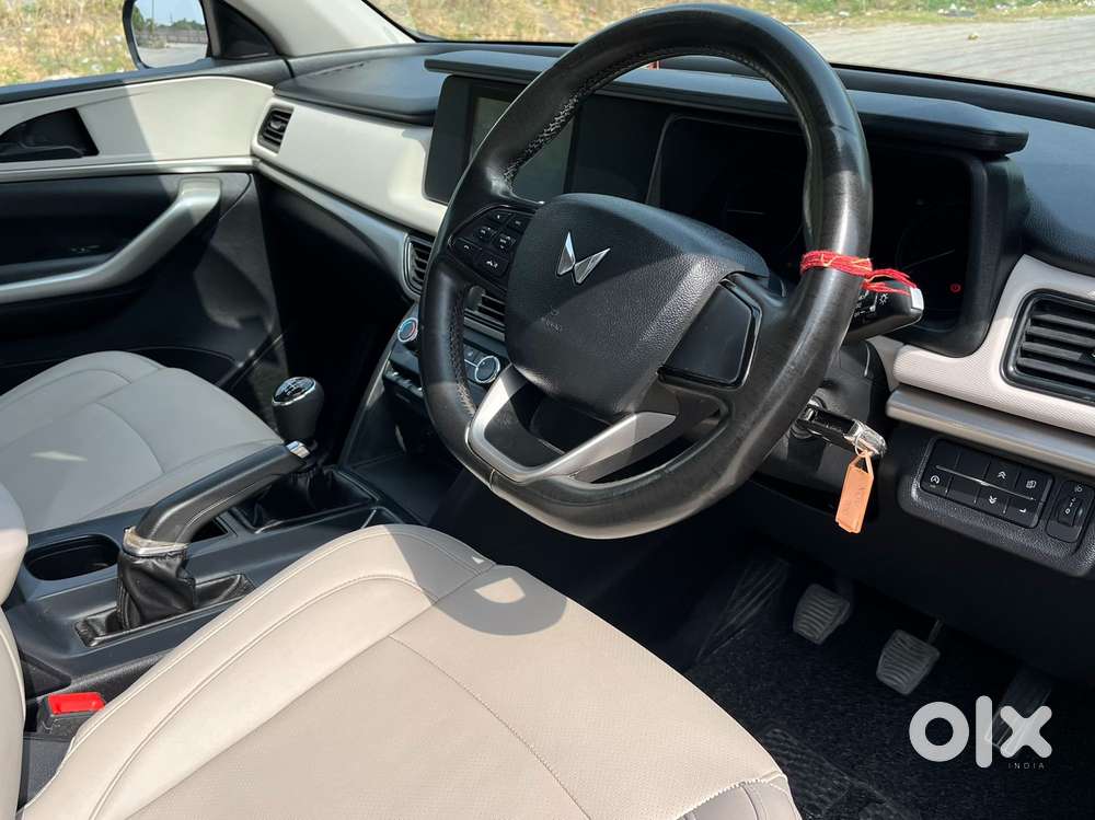 Mahindra Xuv700 Ax 5 Petrol Mt 7 Str (e), 2023, Petrol