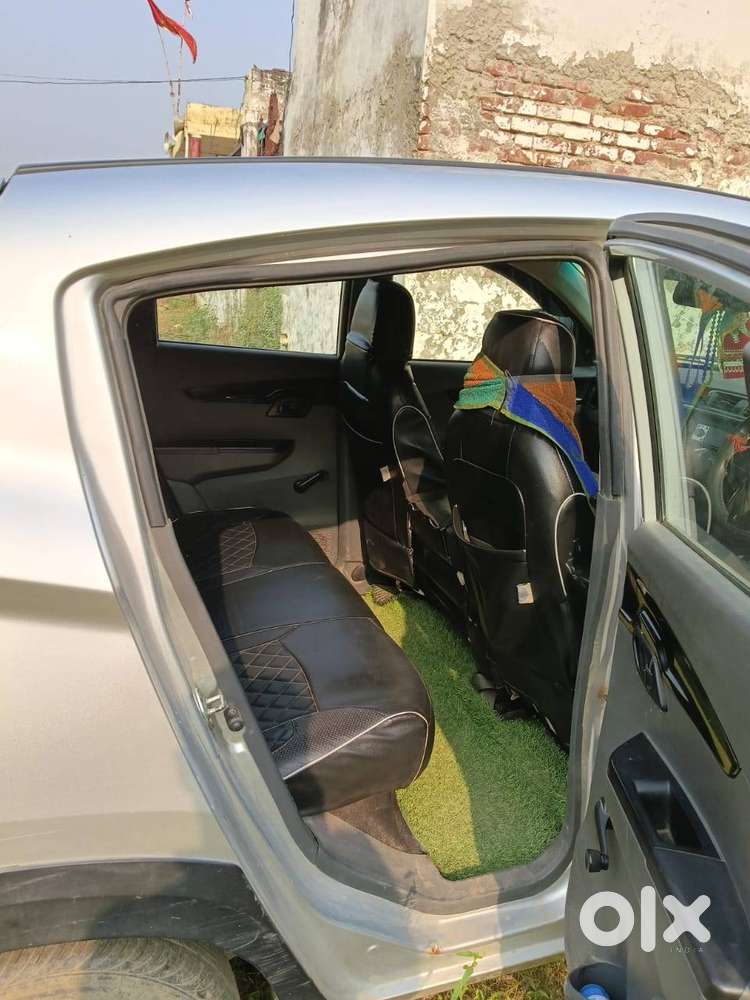 Mahindra Kuv 100