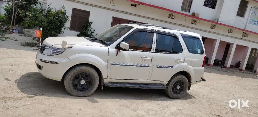 Tata Safari Storme 2015