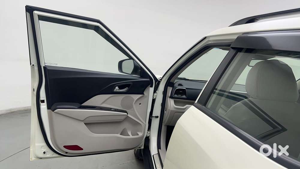Mahindra Xuv300 1.2 W8 (o) Amt Petrol, 2022, Petrol
