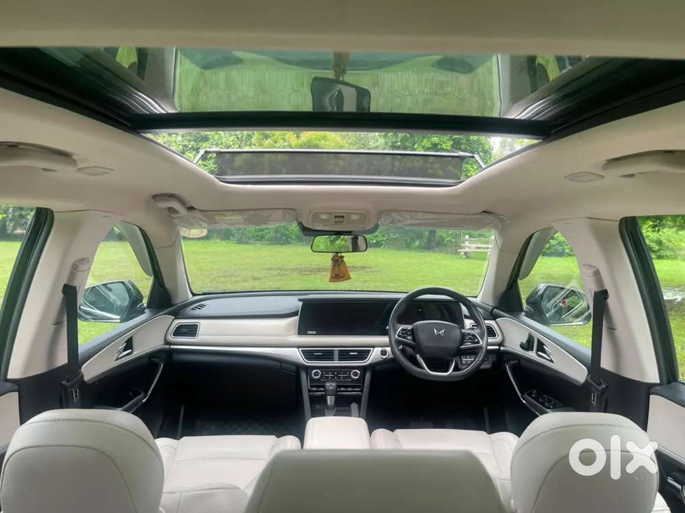 Mahindra Xuv700 2.0 Ax 7 Petrol At Str, 2023, Petrol