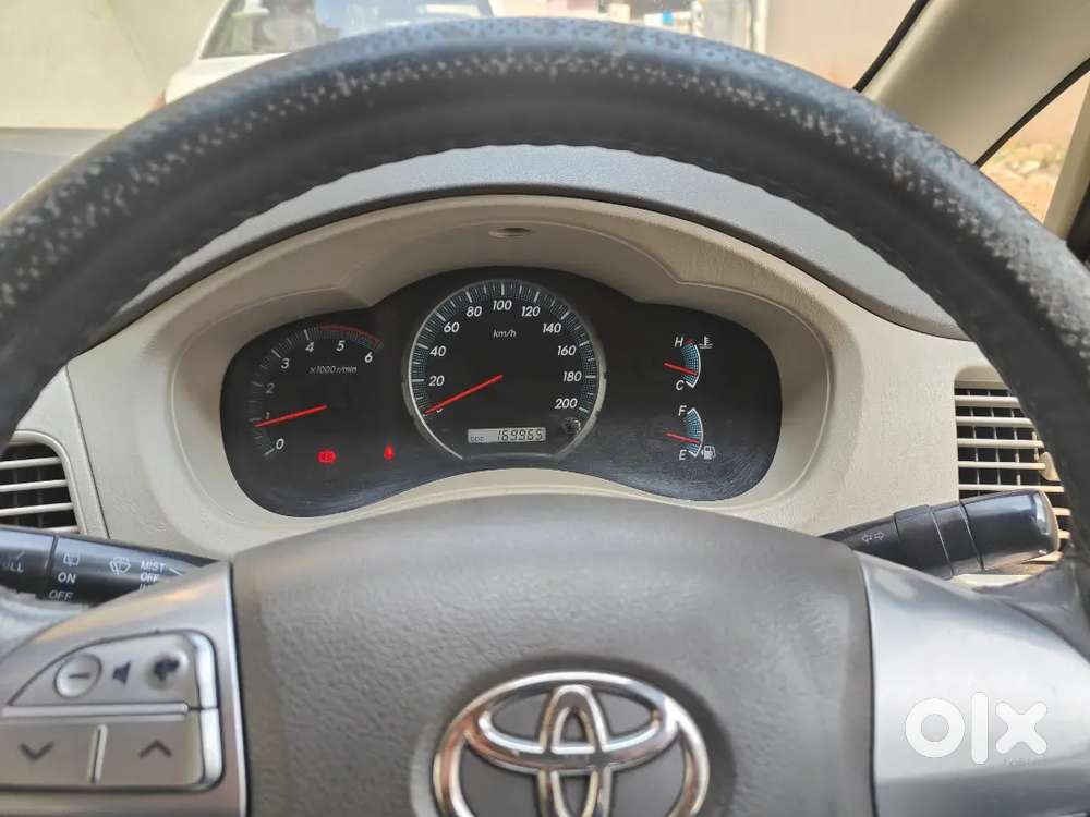 Toyota Innova 2.5v 7 Seater Gold Colour Complete Showroom Track