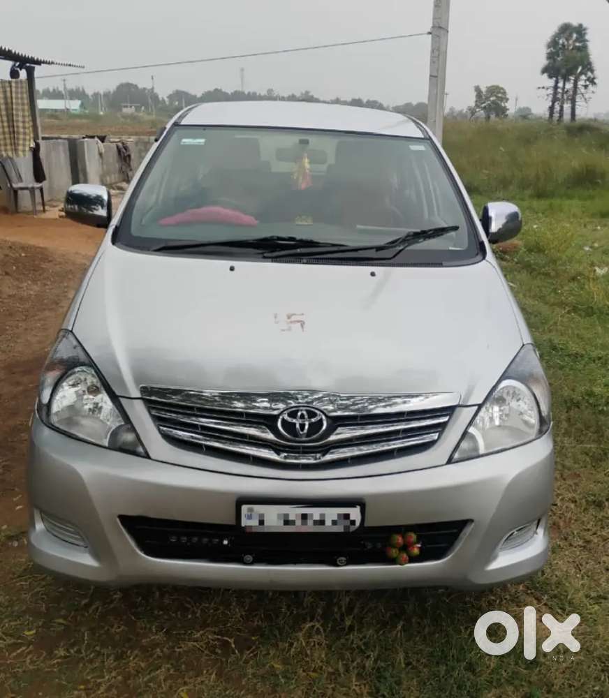 Innova 2.5 G (2011) 7 Seater Showroom Tack Vehicle