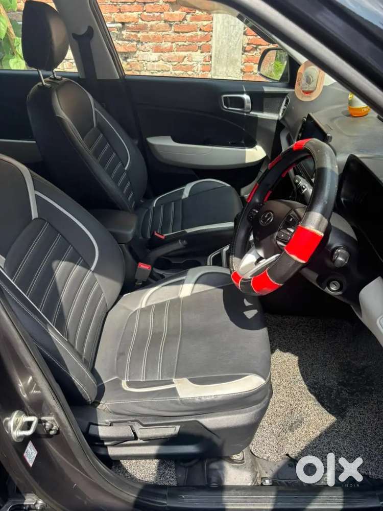Hyundai Venue 2022 Petrol Showroom Condition