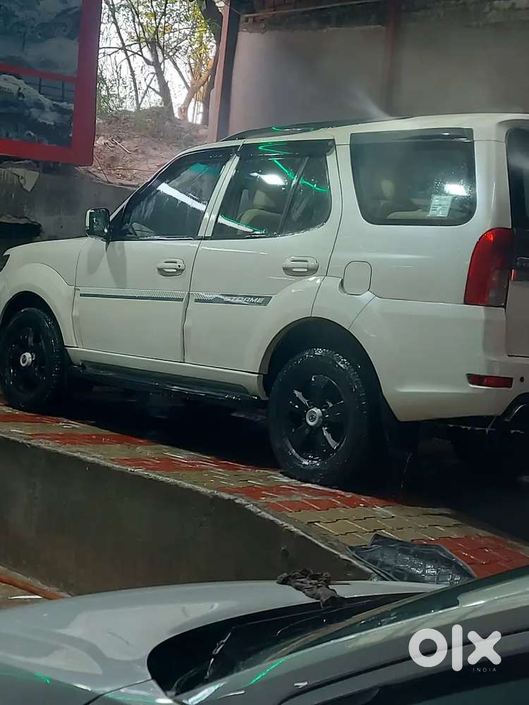 Tata Safari Storme 2015