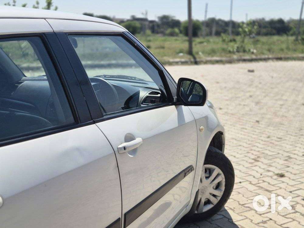 Maruti Suzuki Swift Lxi Optional-o, 2017, Petrol