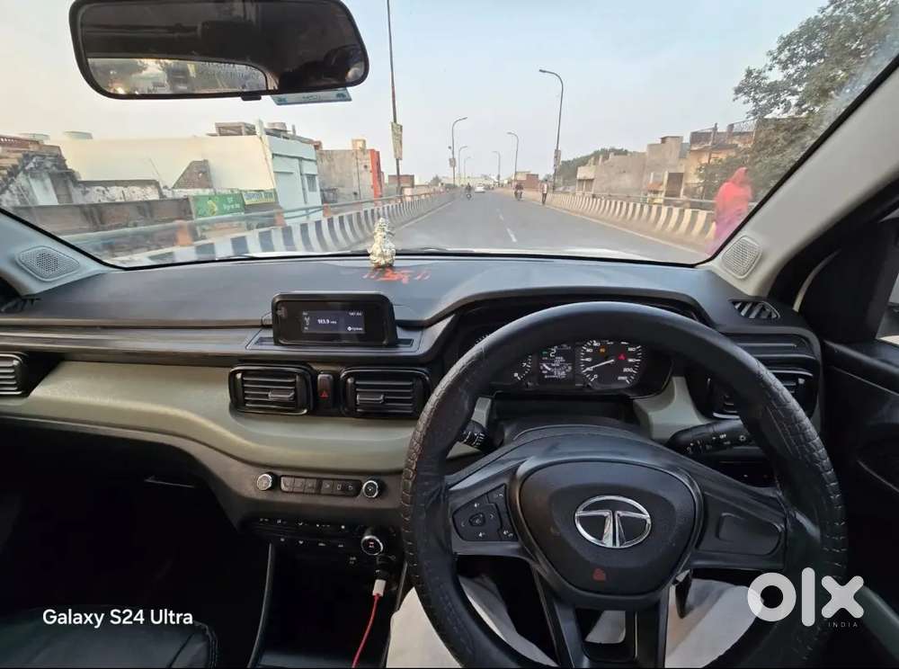 यह टाटा पंच ग्रांउड क्रीवेंस में बहुत अच्छी है