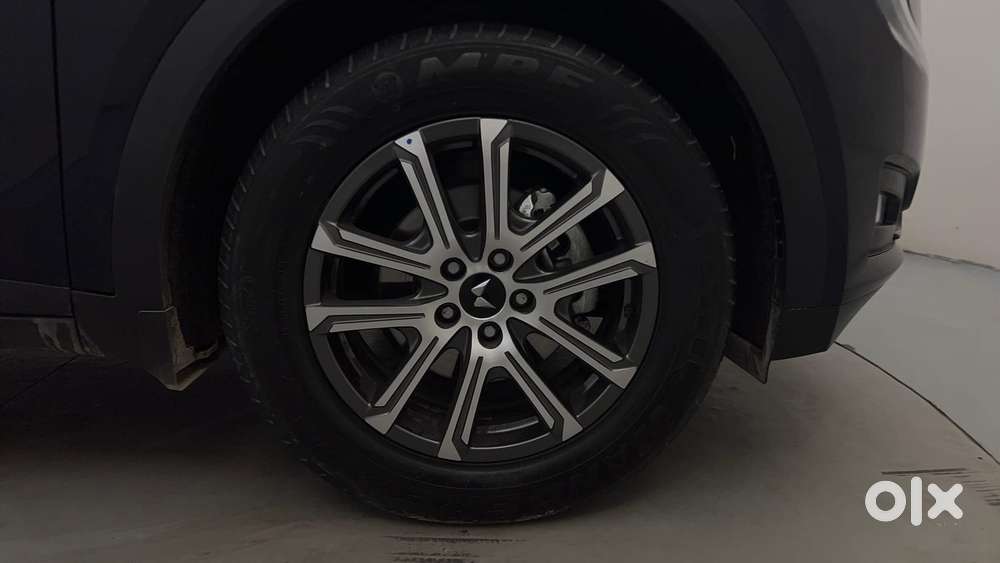 Mahindra Xuv700 2.0 Ax 7 Petrol Mt Str, 2025, Petrol